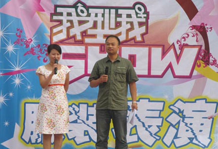 购物广场成功举办员工服装表演