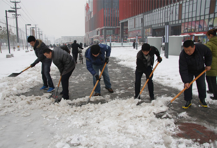 人心齐 泰山移——记家乐园天一广场全员扫雪铲冰